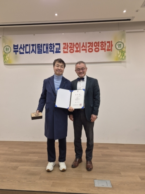 (왼쪽)건축·공간디자인 분야 전문가 신상호 교수.