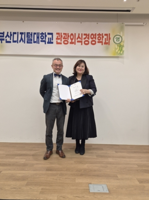 (오른쪽) 김영진 마파람해물찜 대표이사.