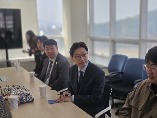 김경수 전 경남도지사가 창원대를 방문해 학생들과 이야기를 나누고 있다. 민주당 제공