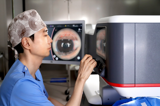 실크 스마일라식은 낮은 레이저 에너지를 짧고 빠르게 쏘는 방식으로 열손상을 최소화했으며 안구건조증과 난시 교정에도 장점이 있다. 엘리타 레이저 장비로 실크 스마일라식 수술을 하고 있는 수정안과 윤종억 원장. 수정안과의원 제공