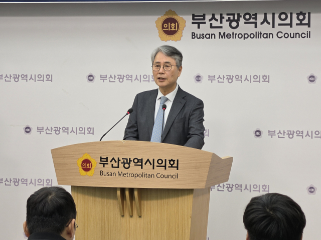 더불어민주당 부산시당 이한평 공천관리위원장이 16일 기초단체장 1차 공천 심사 결과를 발표하고 있다. 부산시의회 제공