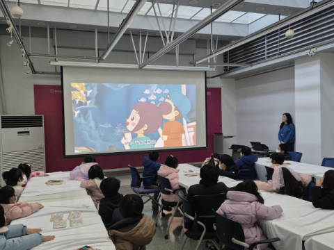 지난해 자갈치마켓 탐험대 프로그램 참여 어린이들이 수산물시장 체험을 하고 있다.