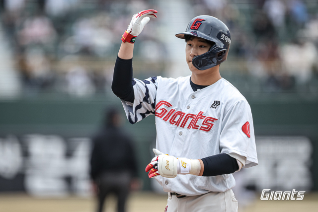 ‘징계 4인방’의 공백 속에 프로야구 롯데 자이언츠 내야가 치열한 ‘경쟁 모드’에 돌입했다. 출전하는 경기마다 안타를 뽑아내고 있는 신인 이서준. 롯데 자이언츠 제공