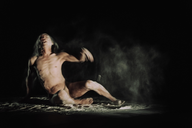 일본의 2세대 부토 무용가 다케노우치 아쓰시의 ‘HIBI-나날’ 공연 모습. 공간소극장 제공