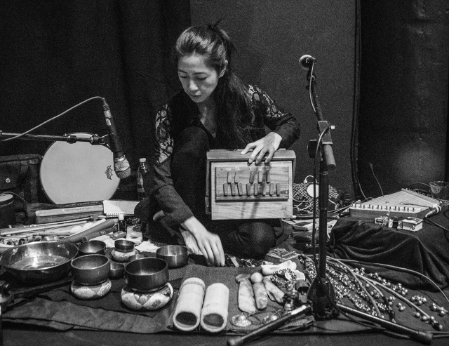 오디오비주얼 퍼포먼스 ‘움직임 속의 주파수’(Frequency in Motion) 공연 모습. 사진은 일본 사운드 아티스트 히로코 코미야. 공간소극장 제공