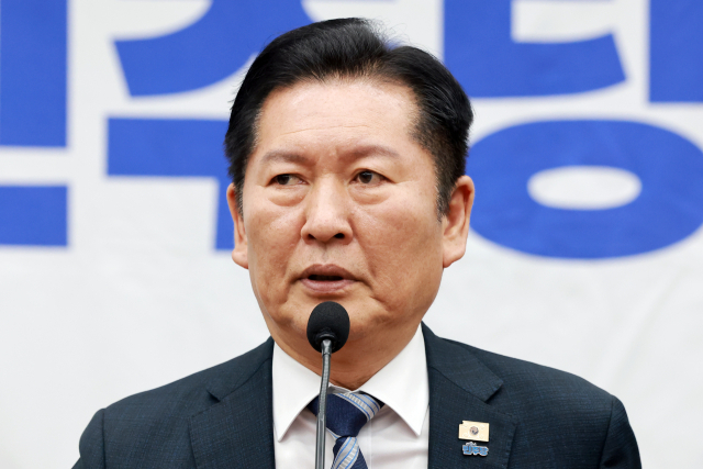 더불어민주당 정청래 대표가 17일 국회에서 열린 의원총회에 참석해 발언하고 있다. 연합뉴스