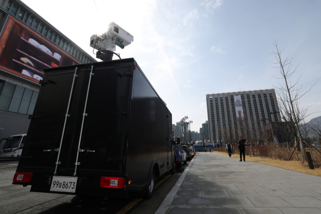 방탄소년단(BTS) 공연에 대비해 경찰특공대의 안티드론차량이 18일 서울 종로구 광화문광장 인근에 세워져 있다. 연합뉴스