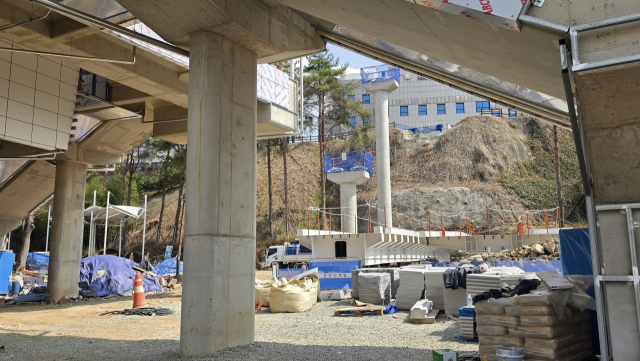 양산선의 양산시청역과 양산시청·시의회를 연결하는 보도 전용 육교가 건설 중이다. 김태권 기자