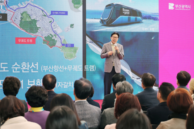 박형준 부산시장이 １９일 영도구에서 열린 ‘영도 １００년의 부활 프로젝트’ 행사에서 브리핑하고 있다。 부산시 제공