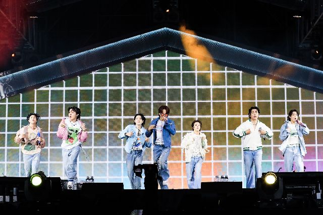 BTS가 2022년 10월 15일 부산아시아드주경기장에서 2030 부산세계박람회 유치 기원 콘서트 '옛 투 컴 인 부산'(Yet To Come in BUSAN)을 선보이는 모습. 연합뉴스