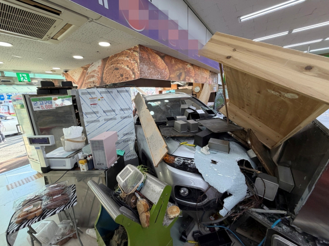 20일 울산 울주군에서 SUV 차량이 마트로 돌진하는 사고가 발생했다. 울산소방본부 제공