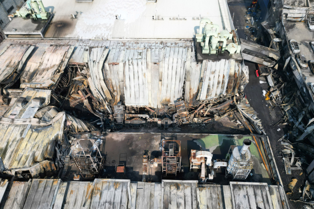 대형 화재가 발생한 대전 대덕구 안전공업 외관을 21일 오전 하늘에서 바라본 모습. 연합뉴스