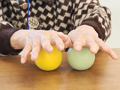 교구 수업은 몸풀기 체조로 볼 돌리기부터 시작한다.