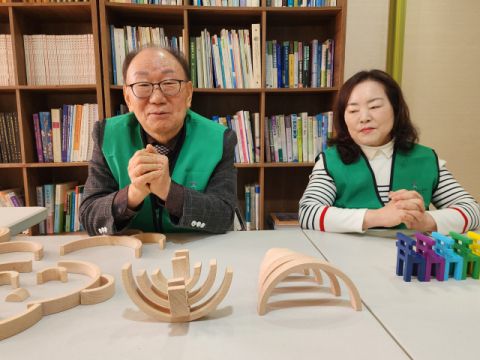 지도사 김진휘 씨(왼쪽)와 김미옥 씨가 교구에 대해 이야기하고 있다.