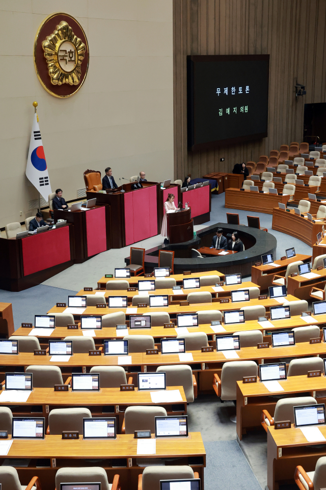 국민의힘 김예지 의원이 22일 국회에서 열린 3월 임시국회 2차 본회의에서 전날 상정된 ‘윤석열 정권 정치검찰 조작기소 의혹 사건 진상규명 국정조사계획서 승인의 건’에 대해 무제한 토론을 하고 있다. 연합뉴스
