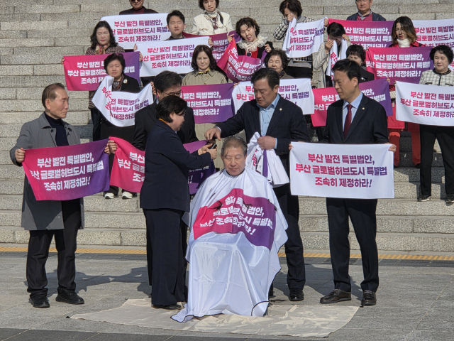 박형준 부산시장이 23일 오전 국회에서 삭발을 하고 있다. 탁경륜 기자
