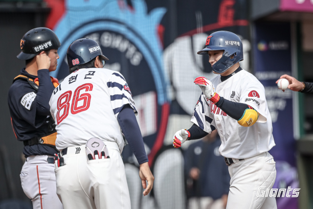 롯데가 시범경기 11경기에서 8승을 거두며 1위를 확정했다. 지난 22일 시범경기 마지막 사직구장 홈경기 홈런에 이어 23일 2경기 연속 홈런을 친 롯데 외야수 신윤후. 롯데 자이언츠 제공