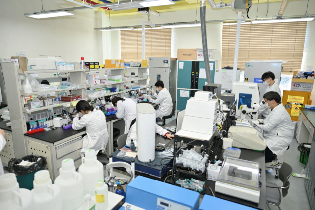 부산에 본사를 두고 있는 희귀질환 치료제 개발기업 피알지에스앤텍의 연구실 모습. 피알지에스앤텍 제공