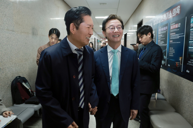 더불어민주당 정청래 대표가 24일 국회에서 민주당 전재수 의원을 만나 손을 잡고 당대표실로 향하고 있다. 연합뉴스