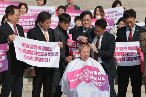 “이 쉬운 걸 2년 동안 왜 안 했나” 국힘, 민주에 파상 공세 [부산글로벌법 수싸움]