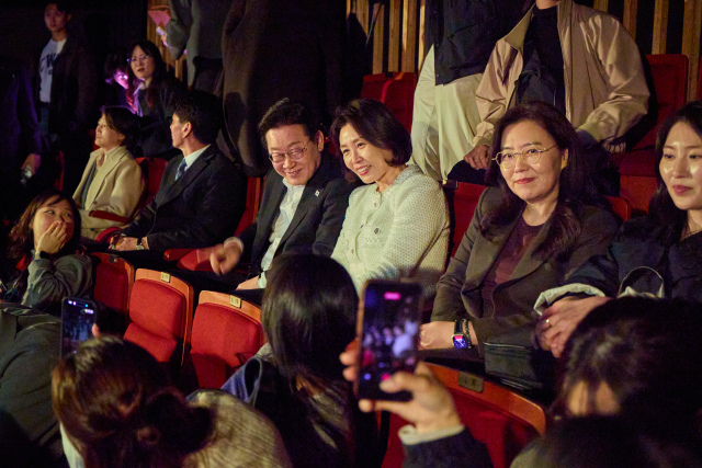 이재명 대통령과 김혜경 여사가 지난달 18일 저녁 서울 대학로에서 창작 뮤지컬 ‘긴긴밤’을 관람하고 있다. 이날 공연 관람은 ‘문화가 있는 날’이 4월부터 매달 마지막 수요일에서 매주 수요일로 확대 시행되는 것을 국민에게 알리려는 취지에서 마련됐다고 청와대는 전했다. 연합뉴스