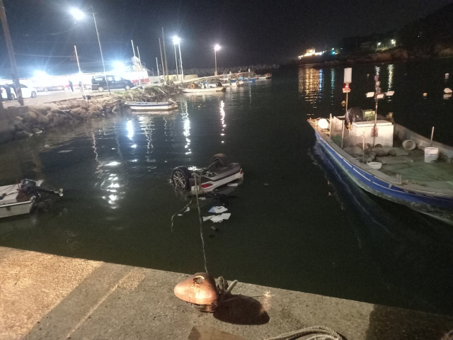 24일 오후 7시 19분께 부산 기장군 죽성항 앞바다에서 후진하던 차량이 물에 빠져 1명이 숨지고 1명이 중상을 입었다. 부산소방재난본부 제공