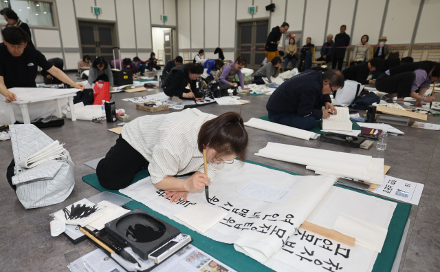 부산일보사와 (사)한국서도예술협회가 공동 주최한 제46회 전국서도민전이 25일 오후 부산 동구 부산일보사 대강당에서 열렸다. 이재찬 기자 chan@
