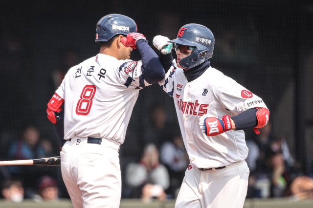 프로야구 시범경기에서 경기당 2개 가량의 홈런이 터져나오며 ‘투저타고’ 시즌이 펼쳐질 것이라는 예상이 높다. 지난 19일 시범경기에서 홈런을 치고 세레머니를 하고 있는 롯데 윤동희. 롯데 자이언츠 제공