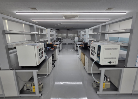 동서대학교 50+생애재설계대학 이차전지 코인셀 실습실 모습. 동서대학교 제공