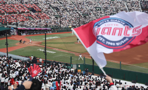 사직극장 올해는 희극… 윤동희가 나가면 한동희가 부른다