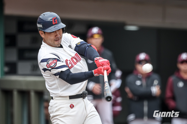 롯데 자이언츠 ‘캡틴’ 전준우가 지난 16일 부산 사직야구장에서 열린 KIA 타이거즈와의 시범경기에서 안타를 때려내고 있다. 롯데 자이언츠 제공