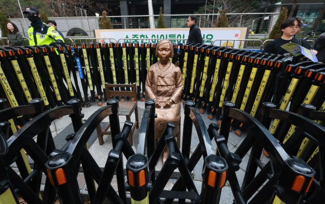 일본군 '위안부' 피해자를 모욕하는 시위를 벌여온 강성 보수 시민단체 대표가 구속되면서 소녀상을 둘러싼 경찰 바리케이드 철거 논의가 다시 속도를 낼 전망이다. 정의기억연대는 '되찾은' 소녀상 옆 집회를 이어가며 소녀상을 둘러싸고 있는 바리케이드 철거 논의를 본격화한다는 방침이다. 소녀상은 구속된 김 대표 등의 맞불 집회에 따라 2020년 6월부터 경찰 바리케이드에 둘러싸여 있었다. 사진은 25일 서울 종로구 옛 주한 일본대사관 앞에서 열린 제1745차 일본군 성노예제 문제해결을 위한 정기 수요시위에서 소녀상의 모습. 연합뉴스