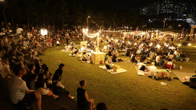 야간관광을 넘어 내외국인의 야간활동을 유도해 도시의 지속 가능성을 확보하는 ‘나이트노믹스’에 대한 관심이 높다. 부산 사하구 다대포해변공원에서 열린 ‘나이트뮤직 캠크닉 앤 트래블쇼’. 부산시·부산관광공사 제공
