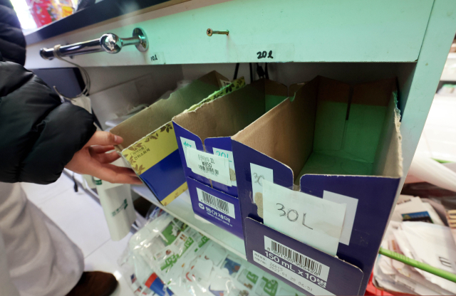 25일 오후 부산 부산진구의 한 편의점에 종량제봉투가 품절돼 봉투를 넣어둔 박스가 텅 비어 있다. 정종회 기자 jjh@