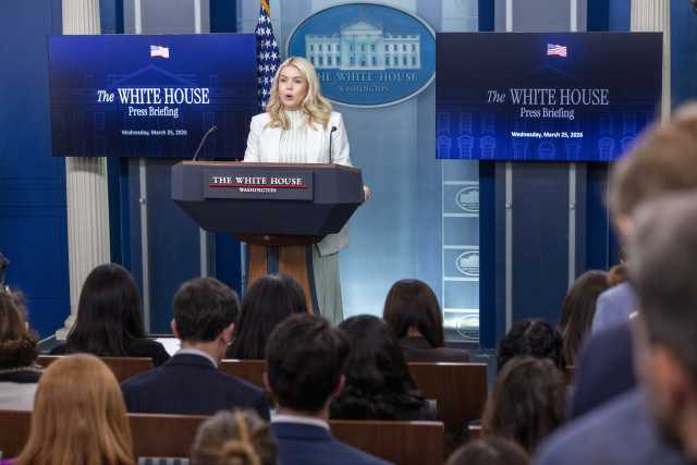 캐럴라인 레빗 백악관 대변인이 25일(현지 시각) 미국 워싱턴 백악관에서 브리핑을 열고 있다. EPA연합뉴스