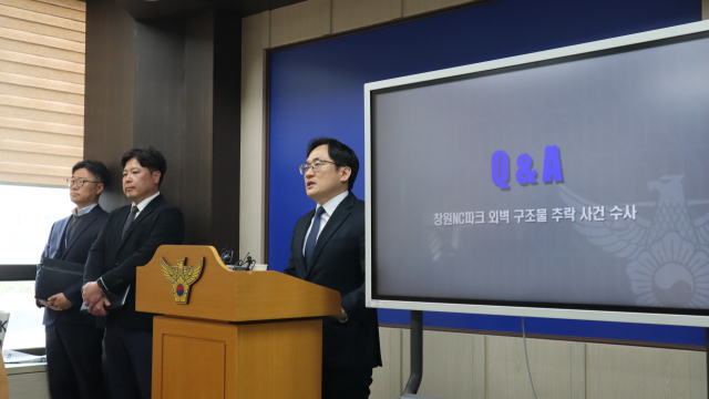 오승철 경남경찰청 광역범죄수사대장이 26일 경남경찰청 기자실에서 창원NC파크 관중 사상 사고 수사 결과를 발표하고 있다. 최환석 기자