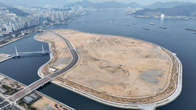 경남 창원시 마산해양신도시 전경, 마산해양신도시는 27일 해안산책로와 테마별 녹지공간 등을 시민들에게 조기 개방한다. 창원시 제공