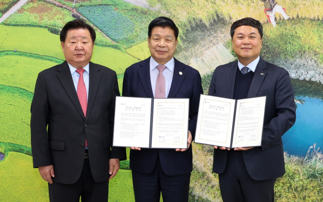 고성군과 풀무원푸드앤컬처는 25일 농업기술센터 소회의실에서 농산물 유통·판로 확대를 위한 업무협약을 체결했다. 왼쪽부터 최을석 고성군의회 의장, 이상근 고성군수, 이동훈 풀무원푸드앤컬처 대표이사. 고성군 제공