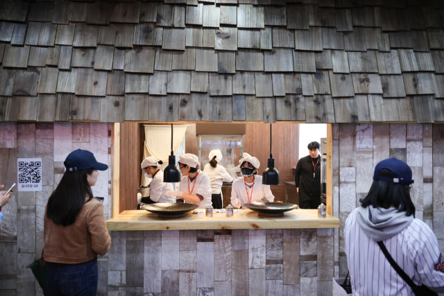 올 시즌 사직구장에 입점한 부산 미슐랭 맛집 송헌집. 롯데 자이언츠 제공