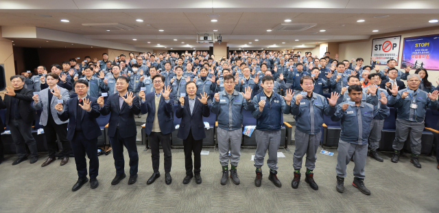 삼성중공업은 26일 거제조선소에서 ‘근로자가 안전할 권리’를 보장하는 민관노사 합동 ‘작업중지권 선포식’을 열었다. 삼성중공업 남궁금성 안전보건경영책임자(오른쪽 네번째)와 최원영 노동자협의회 위원장(오른쪽 세번째), 김인철 부산지방고용노동청 통영지청장(왼쪽 네번째), 정종득 안전보건공단 부산광역본부장(왼쪽 세번째) 등이 작업중지권 카드와 함께 '멈춰' 구호를 외치고 있다. 삼성중공업 제공