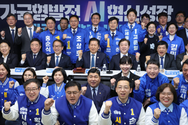 더불어민주당 정청래 대표가 27일 세종시 아름동 민주당 세종시당에서 열린 현장 최고위원회의에서 세종시장 예비후보 등 시당 당원들과 기념 촬영하고 있다. 연합뉴스