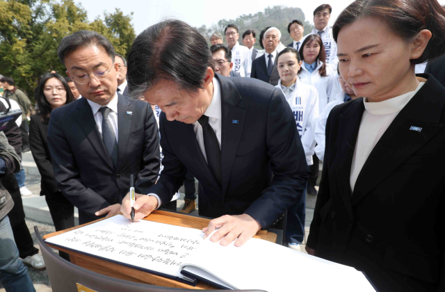 조국혁신당 조국 대표가 27일 오전 경남 김해시 진영읍 봉하마을 노무현 전 대통령 묘역 참배 후 방명록을 작성하고 있다. 연합뉴스