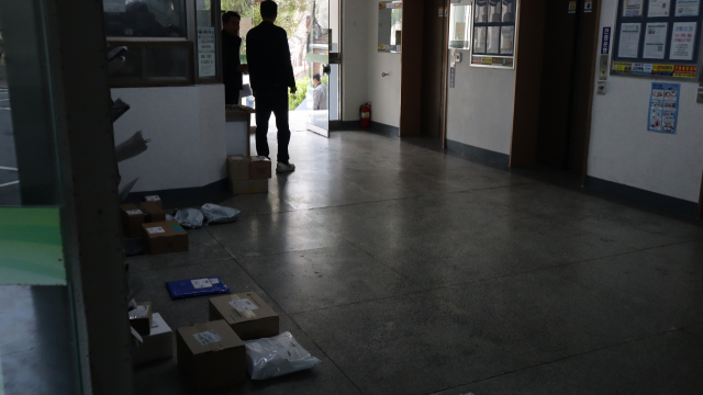 27일 경남 창원시 성산구 상남동 한 아파트 내부. 이날 30대 남성이 20대 여성을 흉기로 피습한 것으로 추정되는 사건이 발생한 현장이다. 최환석 기자