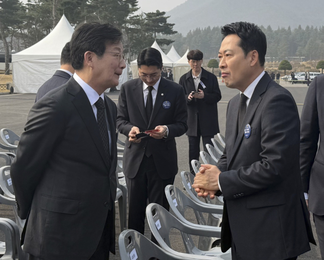 국민의힘 장동혁 대표가 27일 대전 현충원에서 열린 서해수호의 날 기념식장에서 유승민 전 의원을 만나 대화하고 있다. 연합뉴스