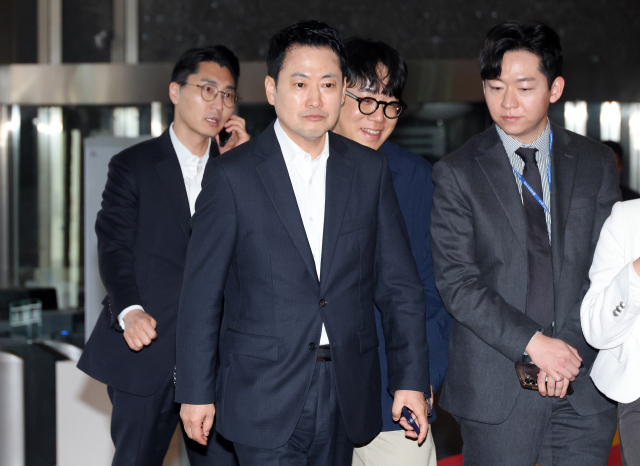 국민의힘 장동혁 대표가 27일 외부 일정을 마치고 국회로 들어서며 취재진의 질문을 받고 있다. 연합뉴스