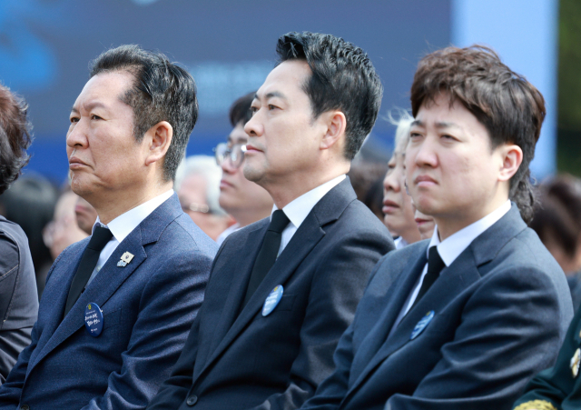 더불어민주당 정청래 대표, 국민의힘 장동혁 대표, 개혁신당 이준석 대표가 27일 국립대전현충원에서 이재명 대통령의 서해수호의 날 기념사를 듣고 있다. 연합뉴스