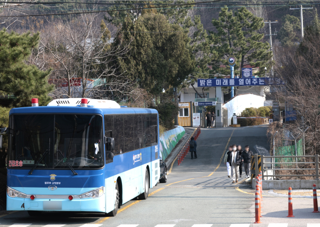 교정시설 내 폭행 사건을 해소하기 위해서는 시설 내 과밀 문제 해결과 교정 인력 확대 등 대책 마련이 필요하다. 부산구치소 정문 모습. 정대현 기자 jhyun@