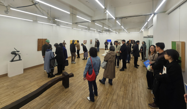 ‘아트센터 1968’ 개관 기념전을 돌아보는 작가들과 관람객들. A.A예술기지 제공