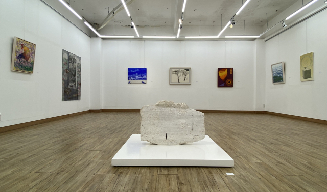 ‘아트센터 1968’ 개관 기념전이 열리고 있는 전시장 전경. A.A예술기지 제공