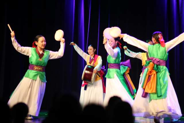 파독간호사무용단 공연 모습. 국립부산국악원 제공